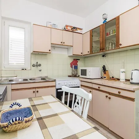 Awesome Apartment In Mundanije With 3 Bedrooms And Wifi